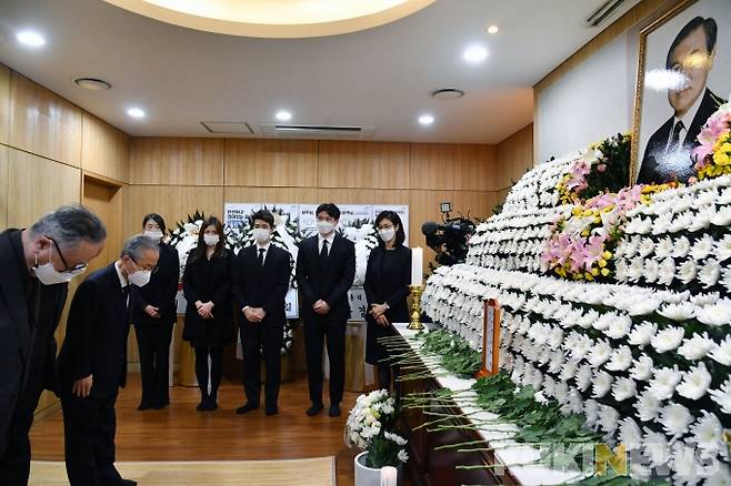 노태우 전 대통령이 향년 89세를 일기로 사망한 가운데 27일 빈소가 마련된 서울대병원 장례식장에서 조문이 시작되고 있다.   공동취재사진