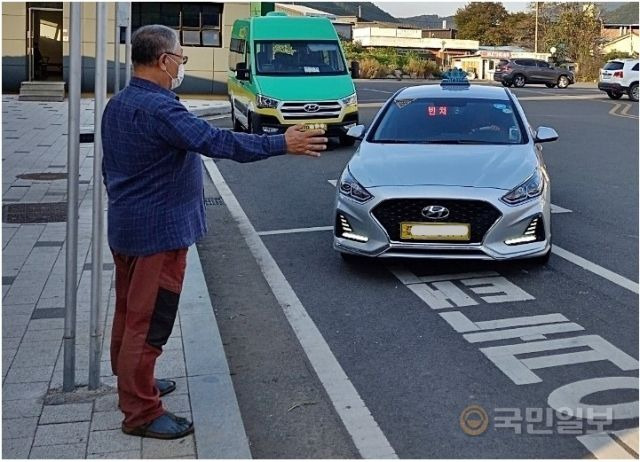 경북 경주 읍면지역에 거주하는 한 어르신이 행복택시를 이용하고 있는 모습. 경주시 제공