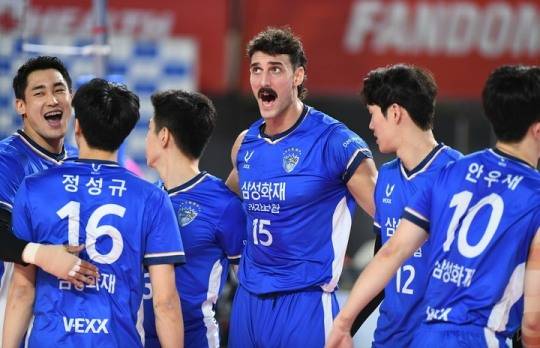 V-리그 남자부 최약체로 평가 받는 삼성화재가 지난 시즌 통합 우승팀 대한항공을 세트스코어 3-0 셧아웃으로 잡는 이변을 연출했다.사진은 환호하는 삼성화재 선수단. [한국배구연맹 제공]