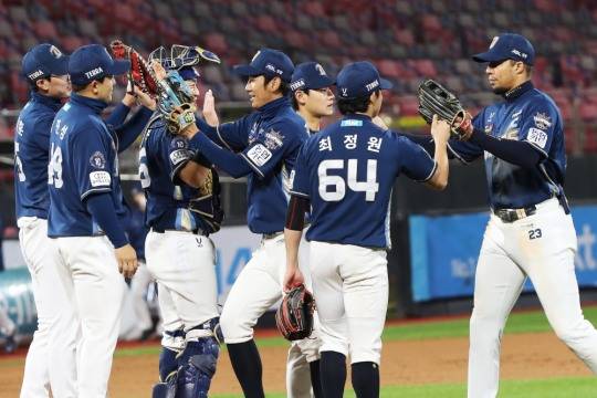 수원 원정경기에서 2위 kt를 눌러 꺼져가던 5강 싸움에 여전히 희망을 갖게된 NC 선수단이 기쁨을 나누고 있다. [사진 연합뉴스]