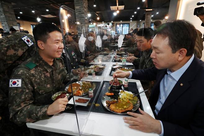 국회 국방위원회 소속 의원들이 수도권의 한 부대 식당을 방문해 장병들과 함께 식사하고 있다. [사진 출처 = 연합뉴스]