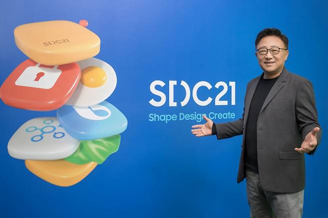 26일(현지 시간) 온라인으로 개최된 '삼성 개발자 콘퍼런스 2021'에서 삼성전자 고동진 대표이사 사장이 기조연설을 하고 있다. /사진제공=삼성전자