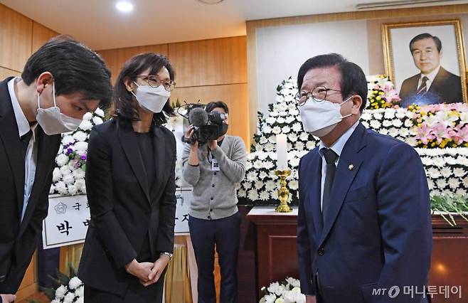 박병석 국회의장이 27일 종로구 서울대병원 장례식장에 마련된 노태우 전 대통령의 빈소를 찾아 조문하고 있다. /사진공동취재단 /사진=이기범 기자 leekb@