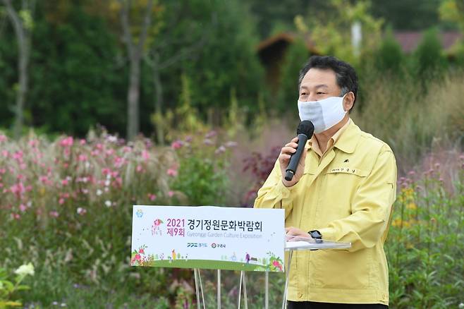 안승남 구리시장은 향후 계획에 대해 "국내에서 가장 긴 상록수 거리를 조성하여 특화된 공원 풍경을 연출하려고 한다"며 "이국적인 색다른 정취를 느낄 수 있도록 형형색색 다채로운 다년생 수국 특화 정원단지도 조성하여 이곳에 다양한 초화류를 심어 해를 거듭할수록 풍성해지는 효과를 시민들이 느끼고 즐길 수 있도록 구상하고 있다"고 밝혔다. / 사진제공=구리시