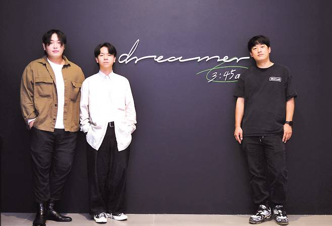 뮤지션 프랭킨센스의 유정민(왼쪽부터), 신성진과 미디어아티스트 사일로랩 박근호가 서울 롯데뮤지엄에서 열리고 있는 ‘드리머(dreamer), 3:45am’에서 윤슬을 미디어아트로 풀어냈다. 이상섭 기자
