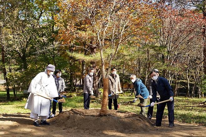 [대전=뉴시스] 27일 최병암(오른쪽 첫번째) 산림청장이 강원도 인제군 백담사에서 열린 '만해의 단풍나무 숲' 조성 기념식에서 백담사 주지 삼조스님(왼쪽 첫번째) 등 참석자들과 기념식수를 하고 있다. *재판매 및 DB 금지