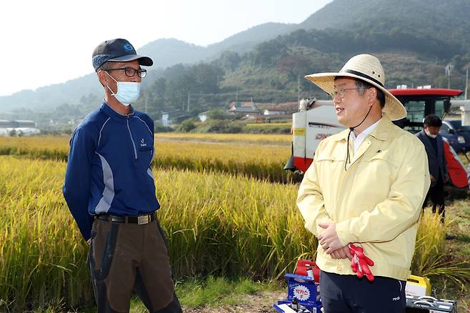 [밀양=뉴시스] 안지율 기자 = 박일호 경남 밀양시장은 27일 상남면 인산마을의 한 벼 수확 영농현장을 방문해 농민들을 격려하고 있다.(사진=밀양시 제공) 2021.10.27. photo@newsis.com *재판매 및 DB 금지