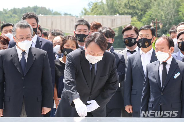 [광주=뉴시스] 류형근 기자 = 야권 대선 주자인 윤석열 전 검찰총장이 17일 오전 광주 북구 운정동 국립5·18민주묘지를 방문해 참배하고 있다. 2021.07.17. hgryu77@newsis.com