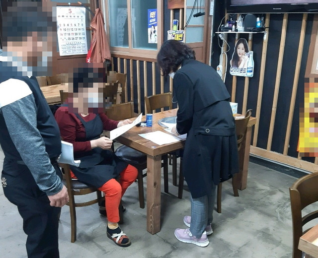 [울산=뉴시스]한 식당에서 코로나19 방역수칙 준수 여부를 점검 중인 울산 남구 관계자. (사진=울산 남구 제공) photo@newsis.com *재판매 및 DB 금지