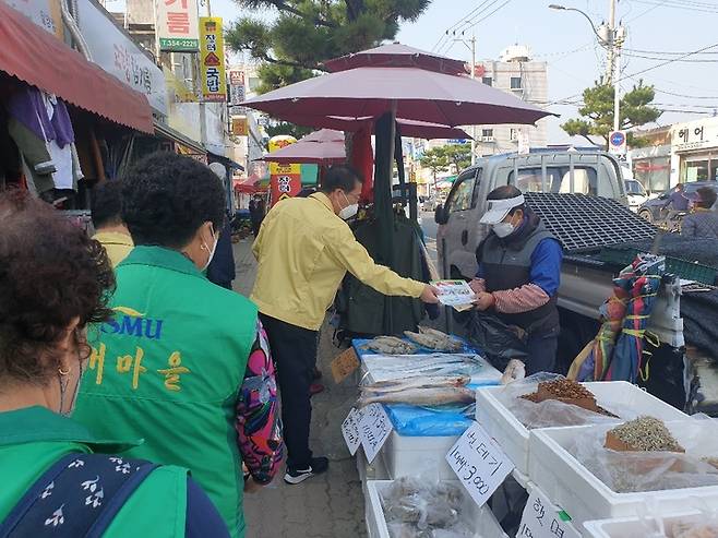 시외버스터미널 일대에서 노점상과 노상 적치물에 대한 질서확립 캠페인을 하고 있다. *재판매 및 DB 금지