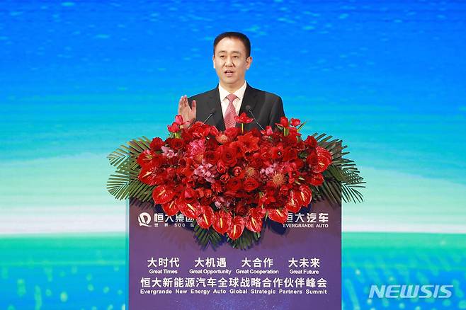 [광저우(중국)=AP/뉴시스]지난 2019년 12월12일 광둥성 광저우에서 열린 헝다자동차 개발 관련 행사에서 쉬자인 헝다설립자이자 회장이 연설하고 있다. 2021.10.27