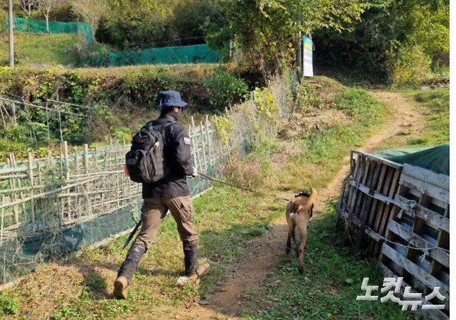 27일 오전 전남 순천시 금곡동 일대에서 전자발찌를 훼손한 60대 성범죄자 A씨(62)가 달아나 경찰이 맹견과 함께 인근 야산을 수색 중이다. 박사라 기자