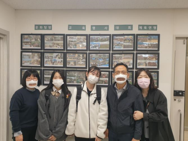 ▲수원칠보고등학교 학생들이 직접 제작한 '립뷰 마스크'를 학교 관계자들이 착용한 모습. ⓒ수원칠보고등학교