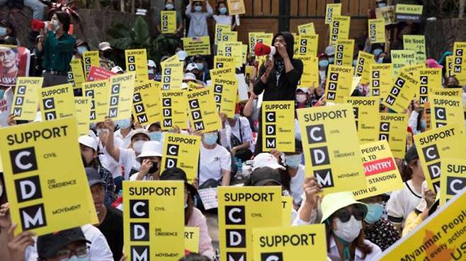시민불복종운동(CDM)을 지지하는 피켓을 들고 있는 미얀마 반군부시위 참가자들 (사진=이라와디 사이트 캡처, 연합뉴스)