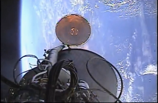 2단 분리·3단 점화-푸른 지구를 배경으로 2단 엔진이 분리되면서 3단 로켓이 점화되고 있다.