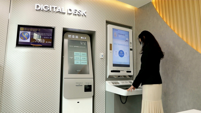 신한은행이 26일 GS리테일과 편의점 혁신점포 1호로 오픈한 GS25 고한주공점에 설치된 디지털 데스크. /사진 제공=신한은행