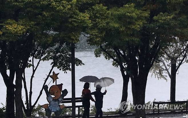 가을비 산책 [연합뉴스 자료사진]