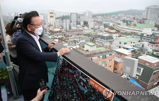 도심 공공주택 후보지 사진은 김부겸 국무총리가 지난 6월 18일 서울 도봉구 쌍문역 도심 공공주택 후보지를 방문해 아파트 옥상에서 사업 현황을 보고 받은 후 주택가 일대를 살펴보고 있는 모습. [연합뉴스 자료사진]