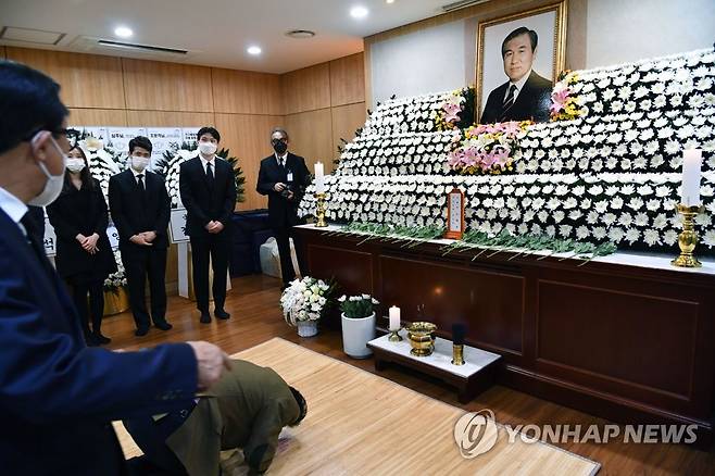 노태우 전 대통령 빈소 찾은 조문객 (서울=연합뉴스) 노태우 전 대통령이 향년 89세를 일기로 사망한 가운데 27일 빈소가 마련된 서울대병원 장례식장에서 조문객들이 조문하고 있다.2021.10.27 [사진공동취재단] jeong@yna.co.kr