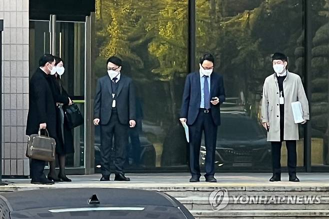 여운국 차장과 대화하는 김진욱 공수처장 (서울=연합뉴스) 이대희 기자 = 김진욱 고위공직자범죄수사처(공수처) 처장(왼쪽 세번째)이 손준성 대구고검 인권보호관에 대한 구속 전 피의자 심문을 앞둔 26일 오전 과천 공수처 앞에서 여운국 차장(맨 왼쪽)과 대화하고 있다. 이날 손 검사는 피의자 심문에 출석하기 전 공수처로 와서 검사들과 함께 서울중앙지법으로 향했다. 2021.10.26 2vs2@yna.co.kr