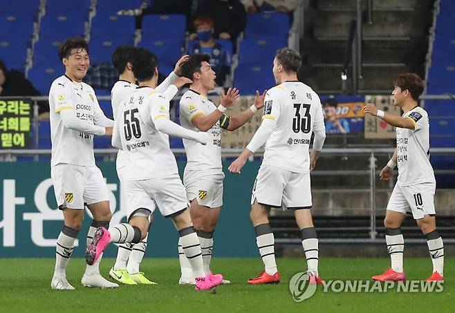 '잘했어' (울산=연합뉴스) 김용태 기자 = 27일 울산 문수축구경기장에서 열린 2021 하나은행 FA컵 4강 울산 현대와 전남 드래곤즈의 경기에서 전남 이종호가 선제골을 넣고 팀 동료들과 환호하고 있다. 2021.10.27 yongtae@yna.co.kr