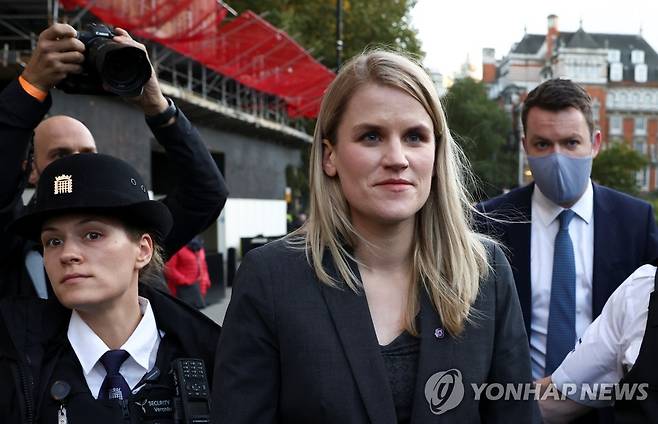 영국 런던 의사당을 떠나는 페이스북 내부고발자 프랜시스 하우건 [로이터 연합뉴스 자료사진. 재판매 및 DB 금지]
