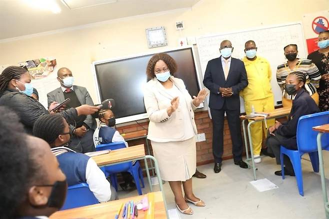 27일 남아공의 한 수능고사장을 찾은 안지 못섹가 기초교육부장관  [뉴스24 제공·기초교육부 트위터 캡처, 재판매 및 DB 금지]