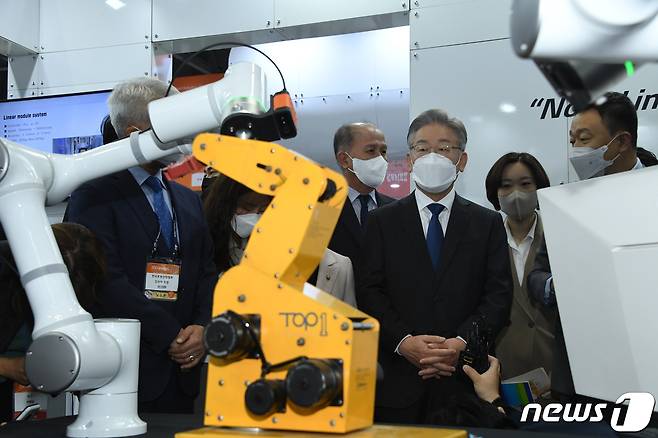 이재명 더불어민주당 대선후보가 28일 경기도 고양시 킨텍스에서 열린 '2021 로보월드'에서 참가 업체의 굴절 모션 로봇작업을 지켜보고 있다. 2021.10.28/뉴스1 © News1 국회사진취재단