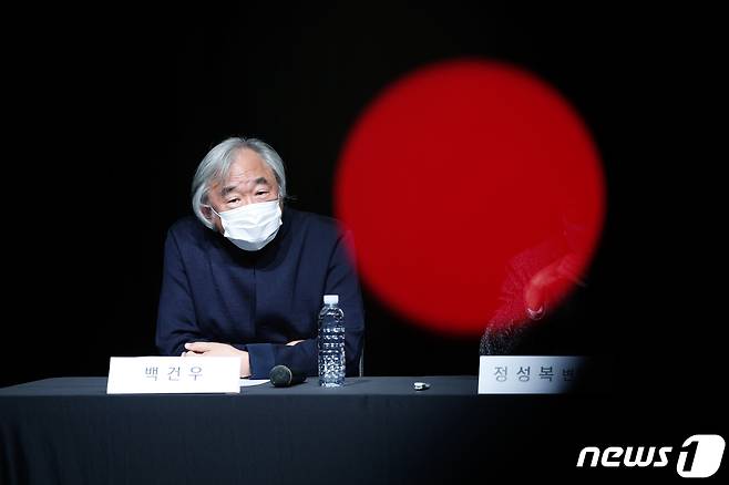 피아니스트 백건우가 28일 서울 서초구 흰물결아트센터에서 MBC PD수첩 보도와 관련해 손해배상 청구 기자회견을 열고 있다. 백씨는 PD수첩이 방영한 '사라진 배우, 성년후견의 두 얼굴'편이 사실과 크게 다르다고 반박했다. 백씨는 국내 연주료 관리를 맡은 윤정희씨의 동생이 무단으로 거액을 인출하고 이를 발견한 백씨가 계좌 비밀번호를 변경하자 동생측이 연락을 차단했다고 밝혔다. 백씨는 이번 방송으로 명예가 훼손됐고 정신적 고통을 입었다며 언론중재위원회에 정정보도 및 11억원의 손해배상을 청구하는 조정을 신청했다. 2021.10.28/뉴스1 © News1 안은나 기자