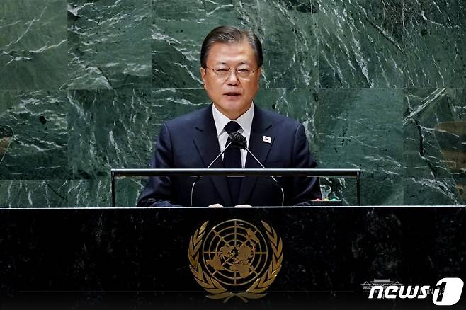 문재인 대통령이 지난 9월21일(현지시각) 미국 뉴욕 유엔 총회장에서 기조연설을 하고 있다. (청와대 페이스북) 2021.9.22/뉴스1
