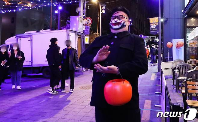 서울 용산구 이태원동 일대에서 마스크에 분장을 한 시민이 포즈를 취하고 있다. 2020.10.31/뉴스1 © News1 허경 기자