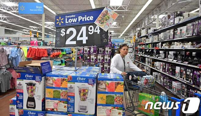 캘리포니아주 로즈미드의 한 월마트에서 고객이 쇼핑을 하고 있다. © AFP=뉴스1