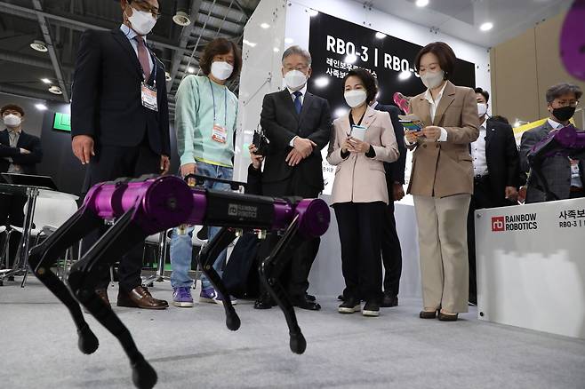 더불어민주당 이재명 대선후보가 28일 오전 경기도 고양 킨텍스에서 열린 '2021 로보월드'에서 참가 업체의 사족보행 로봇을 지켜보고 있다. /연합뉴스
