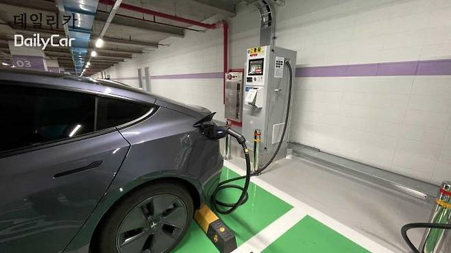 DC콤보 충전이 진행중인 테슬라 모델3