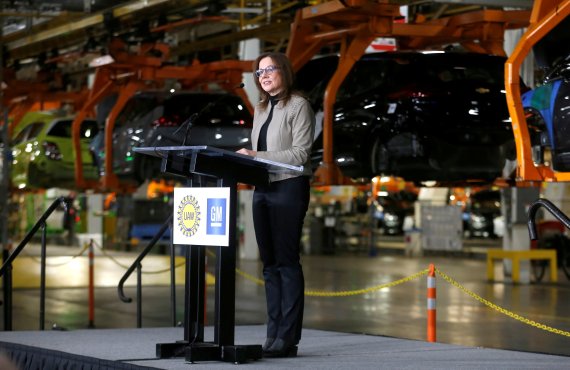 매리 바라 GM 최고경영자(CEO)가 2019년 3월 22일(현지시간) 미국 미시건주 레이크오라이온의 GM 공장에서 연설하고 있다. 바라 CEO는 27일 CNBC와 인터뷰에서 2025년에는 테슬라를 따라잡겠다고 다짐했다. 로이터뉴스1