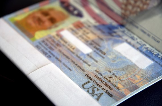 지난 27일(현지시간) 미국 콜로라도주 포트 콜린스에서 촬영된 다나 짐의 여권에 성별이 'X'로 표기되어 있다.AP뉴시스