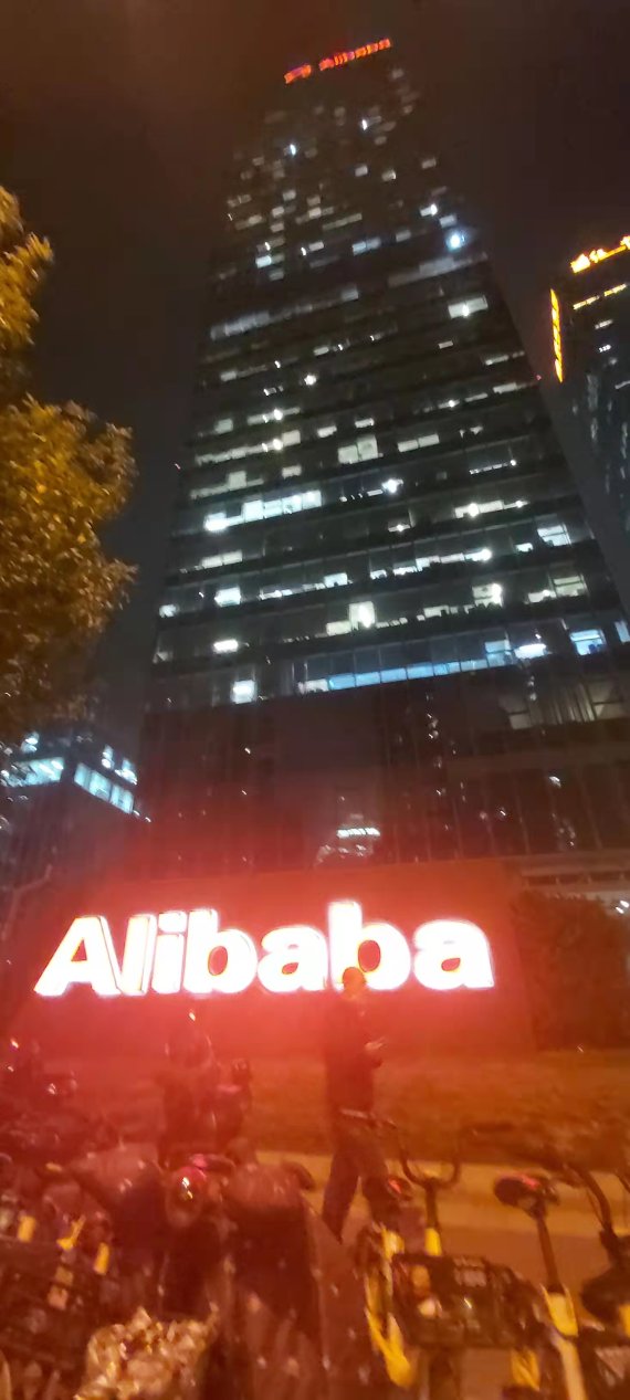 지난 10월27일 중국 베이징 왕징의 알리바바 건물 앞을 행인이 지나가고 있다. 사진=정지우 특파원