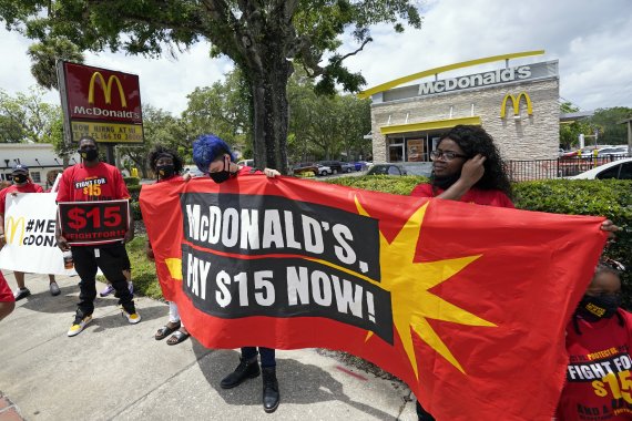 지난 5월 19일 미국 플로리다주 샌포드의 맥도날드 매장에서 직원 및 직원 가족들이 시급으로 15달러를 요구하는 시위를 하고 있다.AP뉴시스