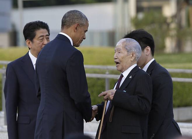 지난 2016년 5월 27일 버락 오마바 당시 미국 대통령이 현직으로는 처음 일본 히로시마를 방문했을 때 원폭 피해자 대표로 쓰보이 스나오 일본 원수폭피해자단체협의회(오른쪽) 대표위원을 만나 이야기를 하고 있다. 히로시마/AP 연합뉴스