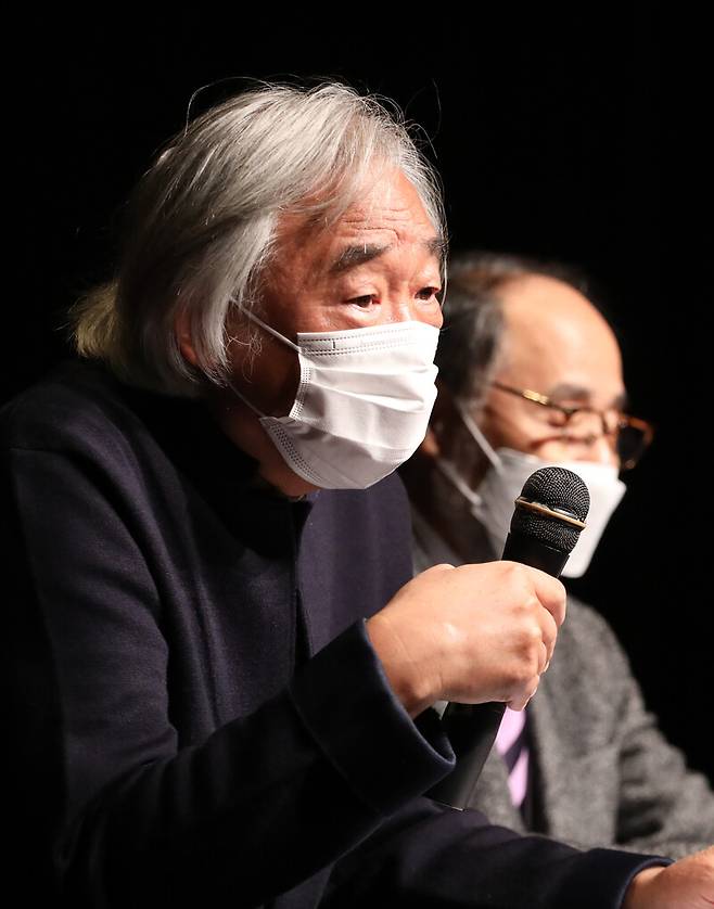 피아니스트 백건우가 28일 서울 서초동 흰물결아트센터에서 아내 윤정희 방치 의혹을 반박하는 기자회견을 하고 있다. 오른쪽은 정성복 변호사. 연합뉴스