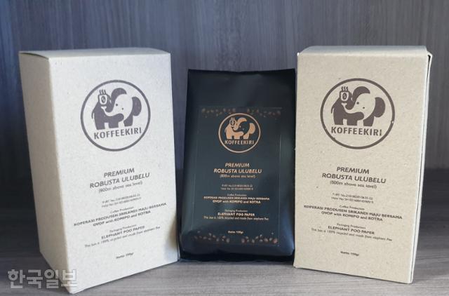 코끼리똥 종이로 포장한 수마트라섬 람풍 커피 '코피끼리'. 자카르타=고찬유 특파원