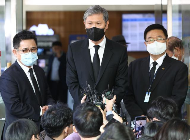 고 노태우 전 대통령 장남인 노재헌 동아시아문화센터 이사장이 27일 오후 서울 종로구 서울대병원 장례식장에서 고인이 생전에 남긴 유언을 밝히고 있다. 서재훈 기자