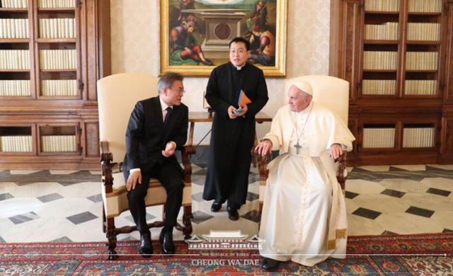 지난 2018년 문재인 대통령과 프란치스코 교황의 단독 면담 모습. 청와대 제공