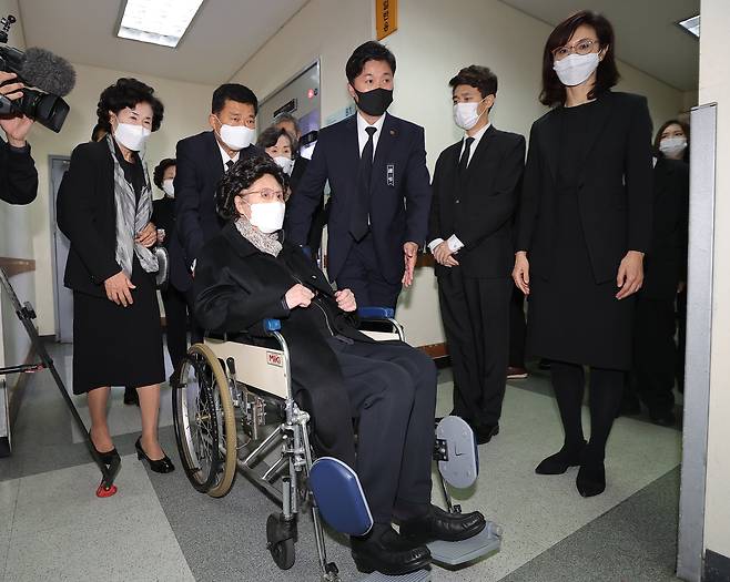 김옥숙 여사와 노소영 아트센터 나비 관장, 노재헌 동아시아문화센터 이사장 등 유가족들이 28일 서울 종로구 서울대병원 장례식장에서 입관식을 위해 이동하고 있다.[사진공동취재단]