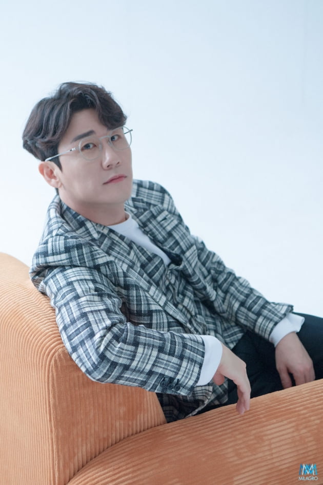 A new profile photo of Singer Young Tak has been released.Young Tak in the photo released on the 28th caught the eye with a charm that was reversed every cut with colorful pose and relaxed expression.Young Tak in the monotone image sat in a chair and stared at the camera with his arms folded, giving a feeling of autumn.In another photo, he paired a white shirt with beige pants to stimulate fanship with a clean and dandy image, and showed off his soft charisma by showing urban and sophisticated styling with a black turtleneck.Young Tak, who debuted in the music industry in 2005, turned to Trot Singer in 2016 with the release of My Sister Is Perfect; later TV Chosun Tomorrow is Mr.Trot and won the final second place by creating a legendary stage such as A glass of makgeolli , You to Memories , and Steamy with cool singing ability.Young Taks A glass of makgeolli has been steadily loved by viewers since the broadcast, and has received 27 million views on YouTube.Young Tak proved its popularity by sweeping various awards ceremony such as 2020 Brand Customer Loyalty Grand Prize for Men Trot Singer, 12th Melon Music Awards Hot Trend Award, 10th Gaon Chart Music Awards of the Year Discovery Award, 16th Seoul Drama Awards Korean Wave Drama OST Award.In particular, Young Tak has participated in music production as well as singing, and has been performing musical capabilities. My songs Bedding and OK, as well as Tomorrow is Mr.Kim Hee-jaes Follow who made a relationship with Trot, Jang Min-hos Do not read it, Jung Dong-wons Pairmate and Ko Jae-geuns Love Cowboy are produced and produced as singer-songwriters.Recently, he has been producing the first solo song Get Set Yo by group Astro member MJ and is gathering topics.Young Tak is communicating intimately with fans through YouTube channel Young Taks Blow TV, which reveals schedule behind-the-scenes, rehearsal videos, and trendy content.He will appear on SBS FiL and MBN Korea Chicken Daejeon which will be broadcasted on November 5th.