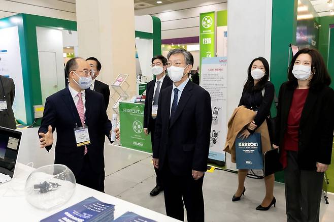 Korea Trade-Investment Promotion Agency President and CEO Yu Jeoung-yeol (center) attends Korea Electronics Show 2021 held at Coex in southern Seoul. The agency organized a showcase of electronic products that will be introduced at the Korean pavilion during the CES 2022. (Kotra)