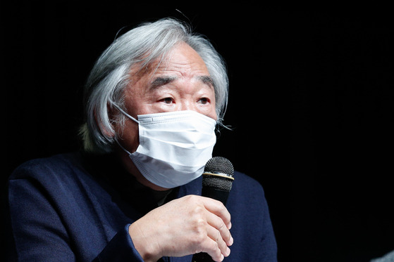 Pianist Paik Kun-woo speaks during a press conference on Wednesday. [YONHAP]