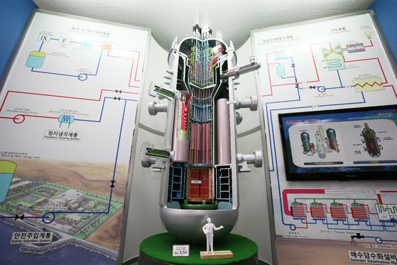 A model of the Smart (System-integrated Modular Advanced Reactor) small modular reactor (SMR), invented by the Korea Atomic Energy Research Institute (Kaeri), is on display at the ″2016 Korea Atomic Industrial Forum″ held in Busan. [KAERI]
