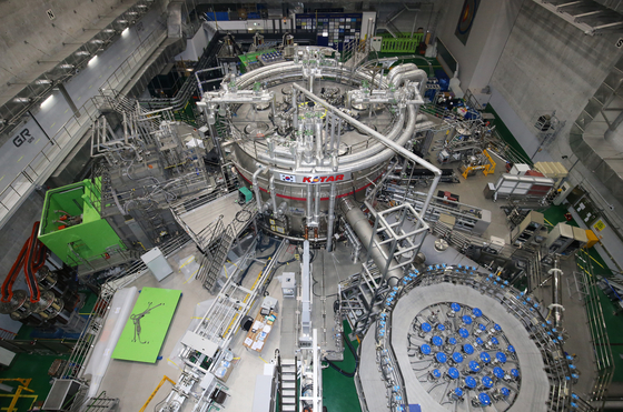 The Kstar, or the Korea Superconducting Tokamak Advanced Research, developed by the Korea Institute of Fusion Energy (KFE) successfully contained plasma for 20 seconds last year. The facility is located in Daejeon. [NEWS1]