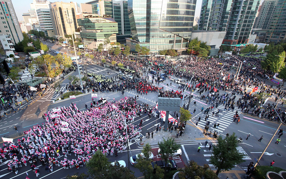 Members of the militant Korean Confederation of Trade Unions (KCTU) stage a massive rally in central Seoul on Oct. 20 to demand the rights to labor activities for all workers and the ending of discrimination against contract workers. [KIM SANG-SEON]